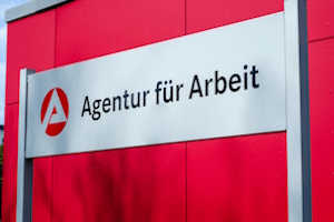 Sie können sich bei der Agentur für Arbeit als arbeitssuchend melden.