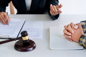 Ein Anwalt für Arbeitsrecht in Bayreuth kann Ihren Arbeitsvertrag mit Ihnen durchgehen.