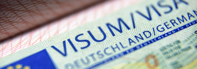 Wollen Sie mit dem Arbeitsvisum nach Deutschland kommen? Was es dabei für Regelungen und Vorschriften gibt, erfahren Sie in diesem Text.