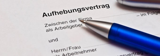 Aufhebungsvertrag oder Kündigung: Ein großer Unterschied ist die Einvernehmlichkeit beim Auflösungsvertrag.