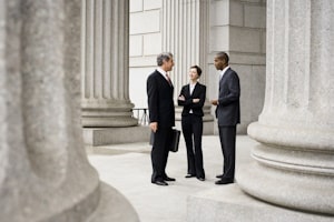 Darf der Arbeitgeber verbieten, über Ihr Gehalt zu reden, wenn Sie mit betriebsfremden Personen sprechen?