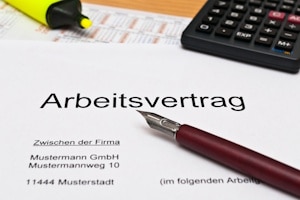 Die Kündigungsfrist bei Arbeitsverträgen regelt den Zeitraum, in dem eine Kündigung wirksam wird.