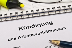 Gibt es eine Möglichkeit, die Kündigungsfrist zu verkürzen? Ja, etwa durch eine außerordentliche Kündigung.