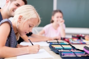 Lärm in der Schule zu vermeiden kann bereits hohe Auswirkungen auf die psychische Gesundheit haben.