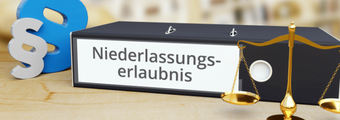 Was hat das Beantragen einer Niederlassungserlaubnis für Voraussetzungen? Antragsteller müssen bspw. nur mit ihren eigenen finanziellen Mitteln auskommen, damit die Ausländerbehörde ihnen die Erlaubnis erteilt.