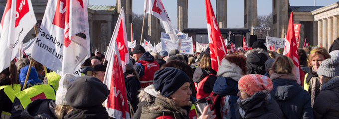 Streikbrecher sind Arbeitnehmer, die während eines Streiks ihre Arbeit fortsetzen.