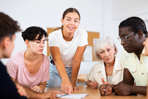 Der Umgang mit Diskriminierung am Arbeitsplatz kann durch verschiedene Maßnahmen positiv beeinflusst werden.