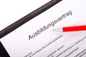 Auszubildende müssen ihren Ausbildungsvertrag den Unterlagen für die Niederlassungserlaubnis beifügen – Studenten ihre Studienbescheinigung.